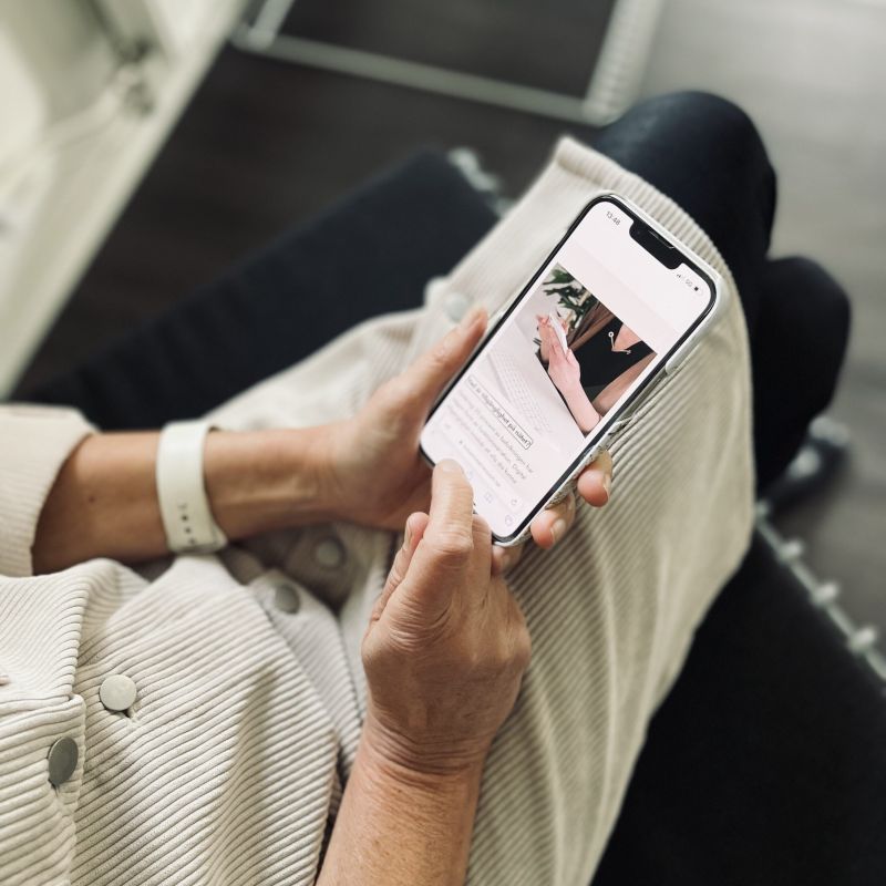 Susanne använder en mobil
