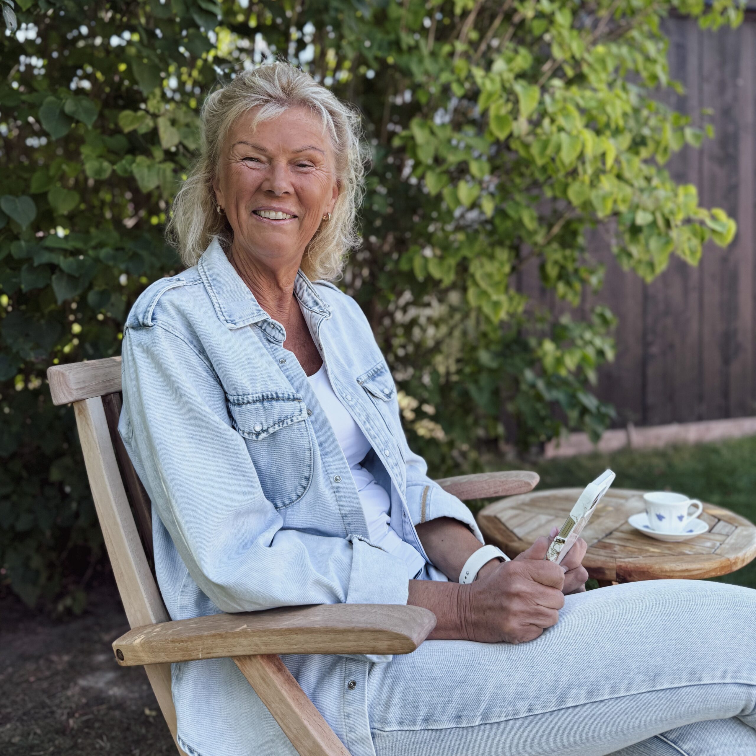 Susanne utomhus med en mobil i handen